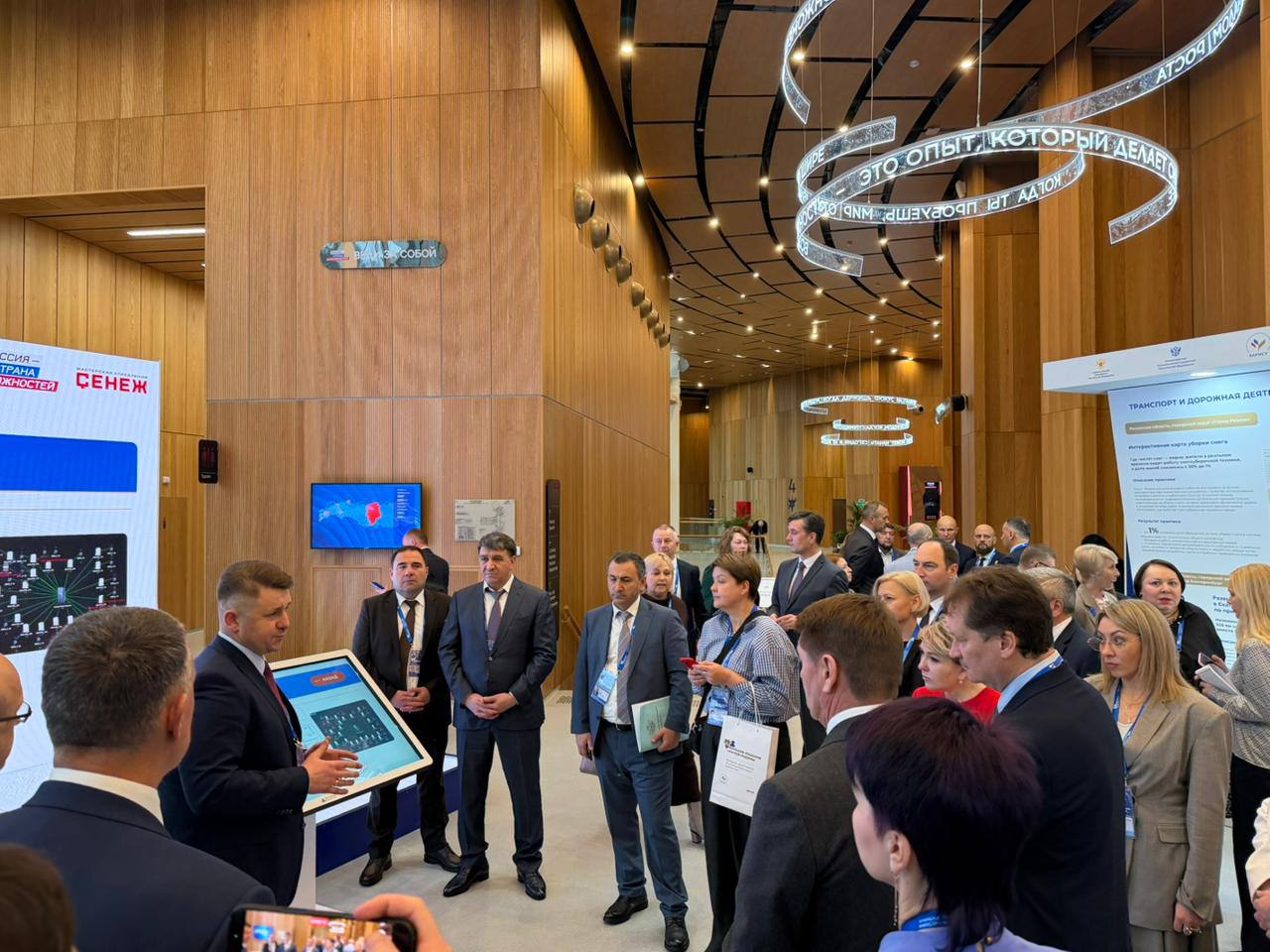 Глава Махачкалы обсудил вопросы сотрудничества с сопредседателем ВАРМСУ Ириной Гусевой.