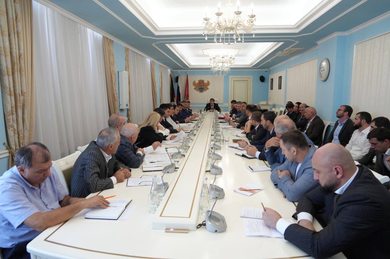 Джамбулат Салавов провел еженедельное аппаратное совещание.