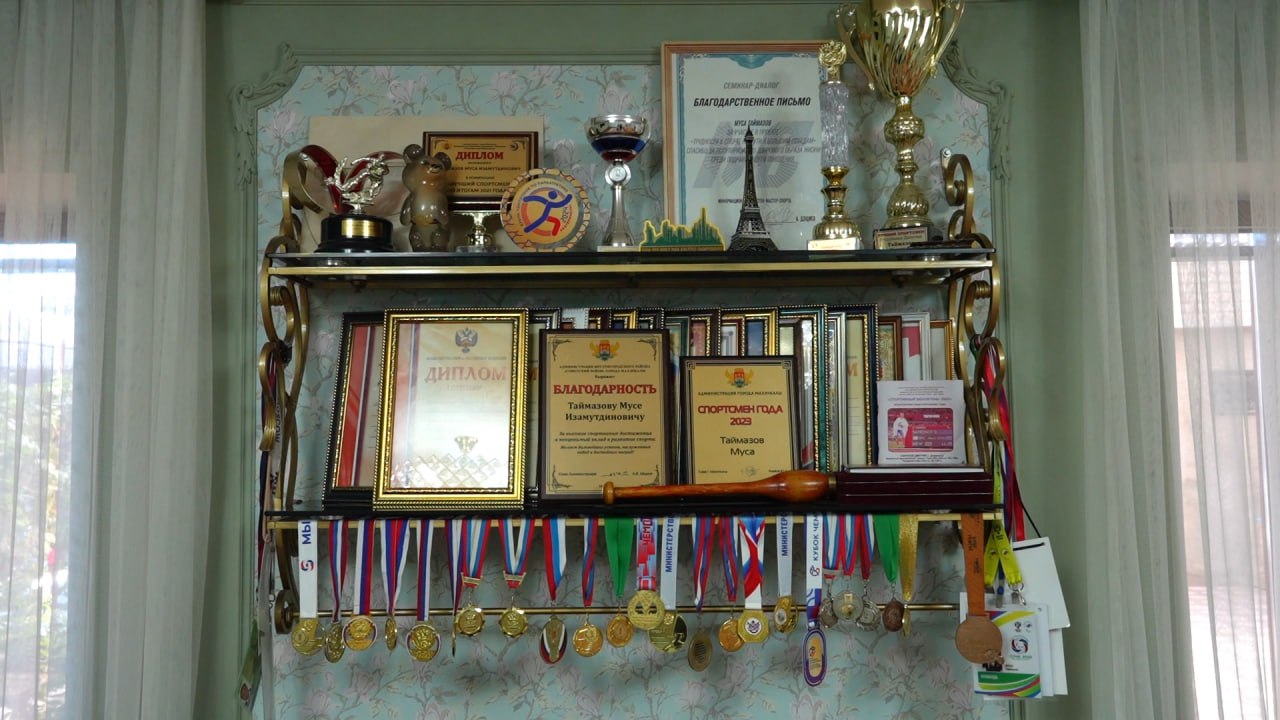 Джамбулат Салавов встретился с паралимпийцем Мусой Таймазовым.