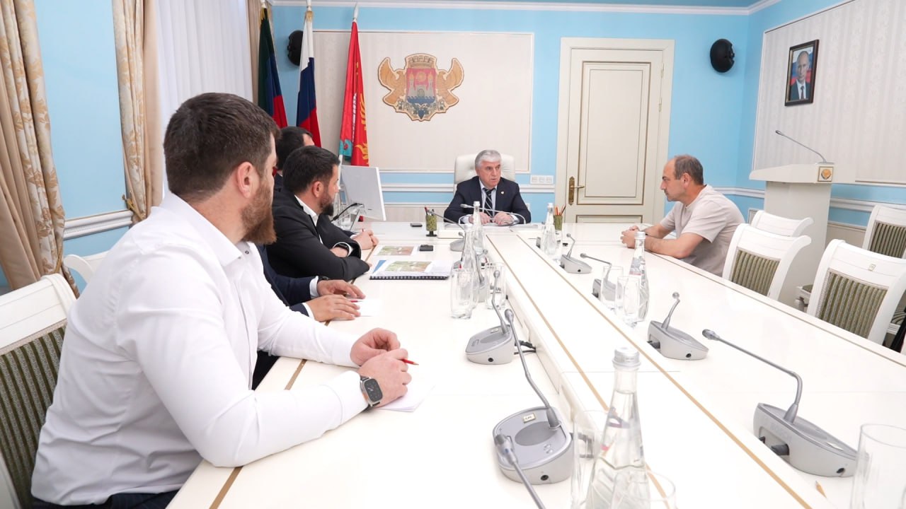 Глава Махачкалы Юсуп Умавов провёл личный приём граждан.