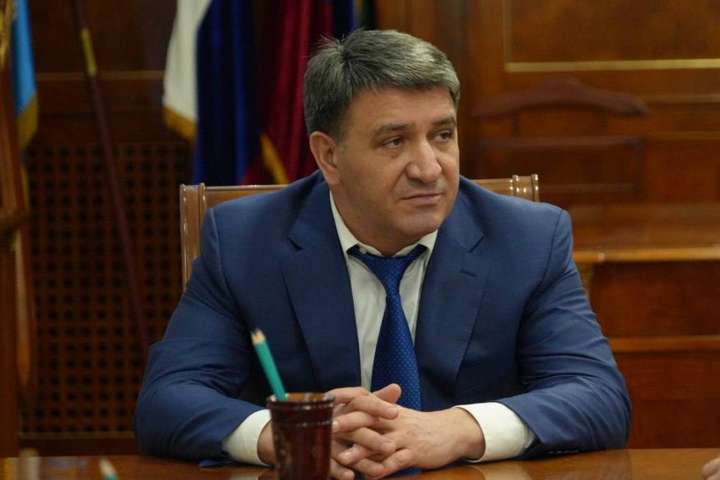 Глава Махачкалы Джамбулат Саловов встретился с участником программы наставничества «Доблесть гор» Расимом Гаруновым.