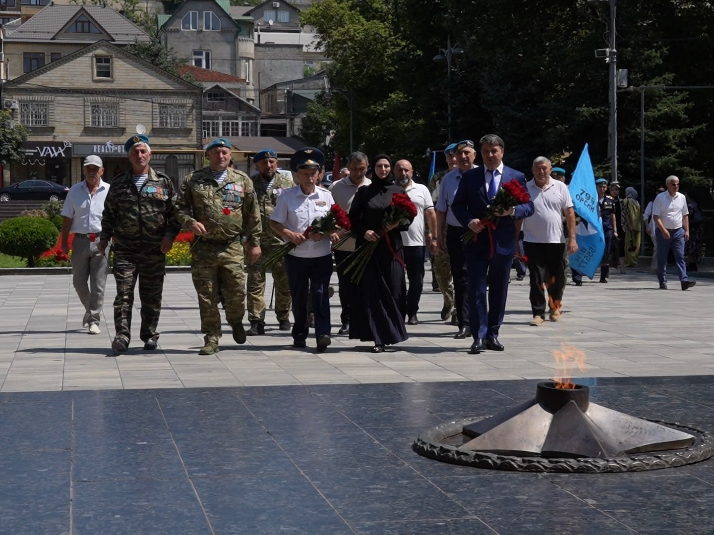 В Махачкале почтили память воинов-десантников: возложение цветов к памятникам генералу Танкаеву и Воину-освободителю .