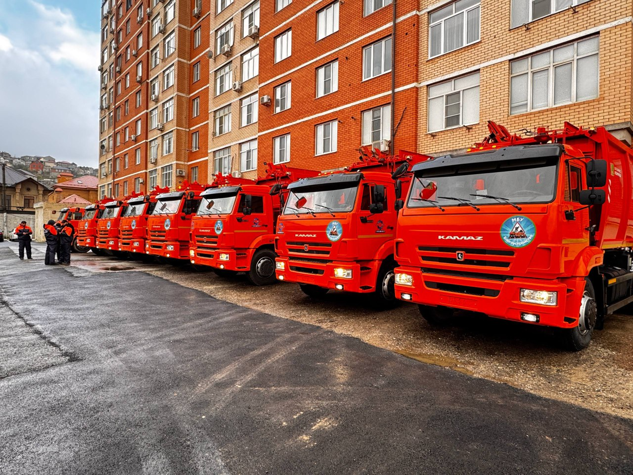 10 новых мусоровозов для вывоза ТКО поступили в Махачкалу.