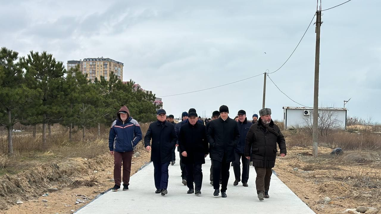Юсуп Умавов: «Работы по бетонированию новой пешеходной дорожки до Аллеи медиков завершатся в ближайшее время».