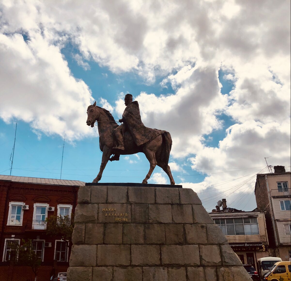 Памятник Махачу Дахадаеву.