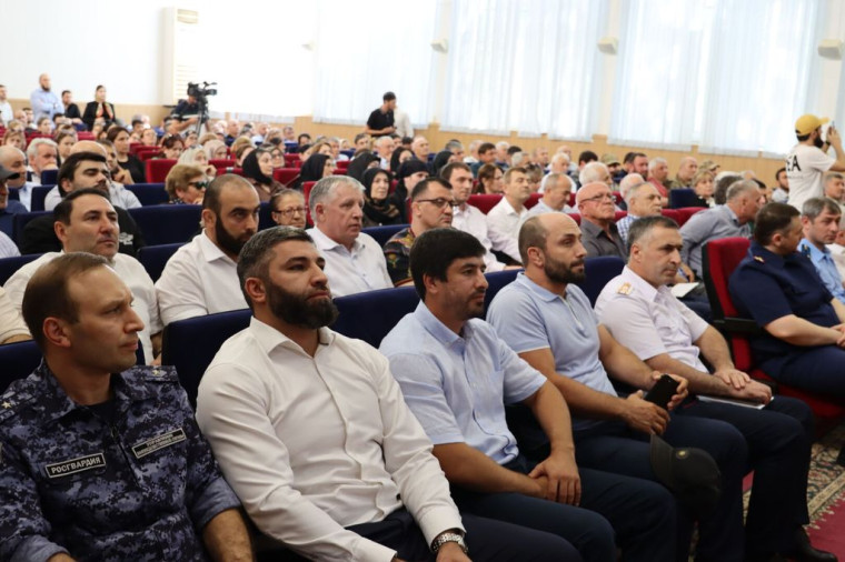 Собрание актива в Избербаше. Собрание актива в Избербаше.