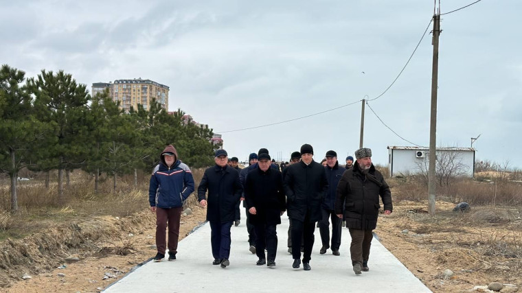 Юсуп Умавов: «Работы по бетонированию новой пешеходной дорожки до Аллеи медиков завершатся в ближайшее время». Юсуп Умавов: «Работы по бетонированию новой пешеходной дорожки до Аллеи медиков завершатся в ближайшее время».